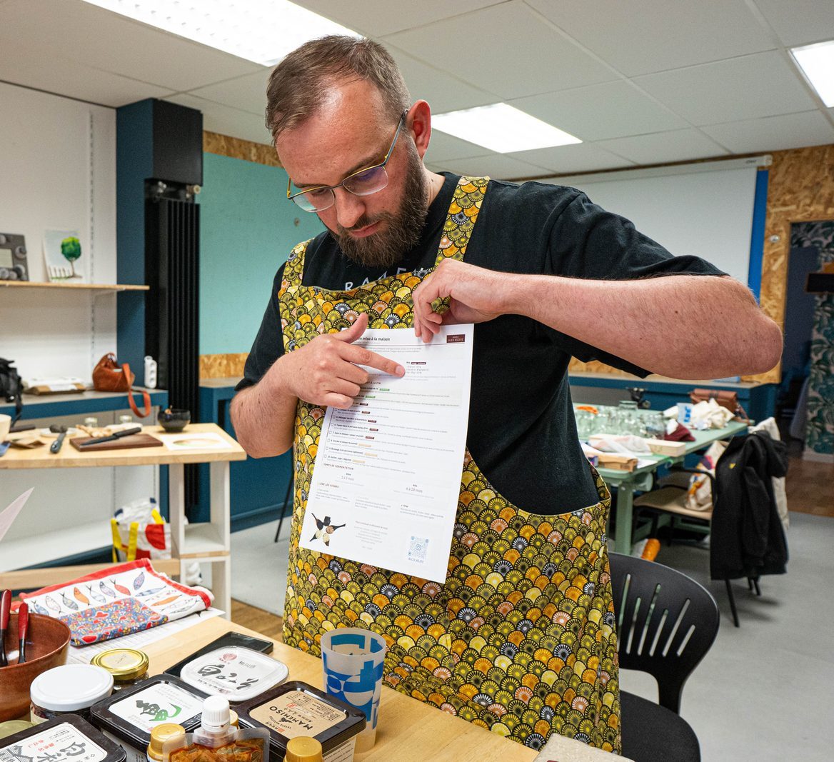 Alexandre présente la fiche de suivi du miso aux participants