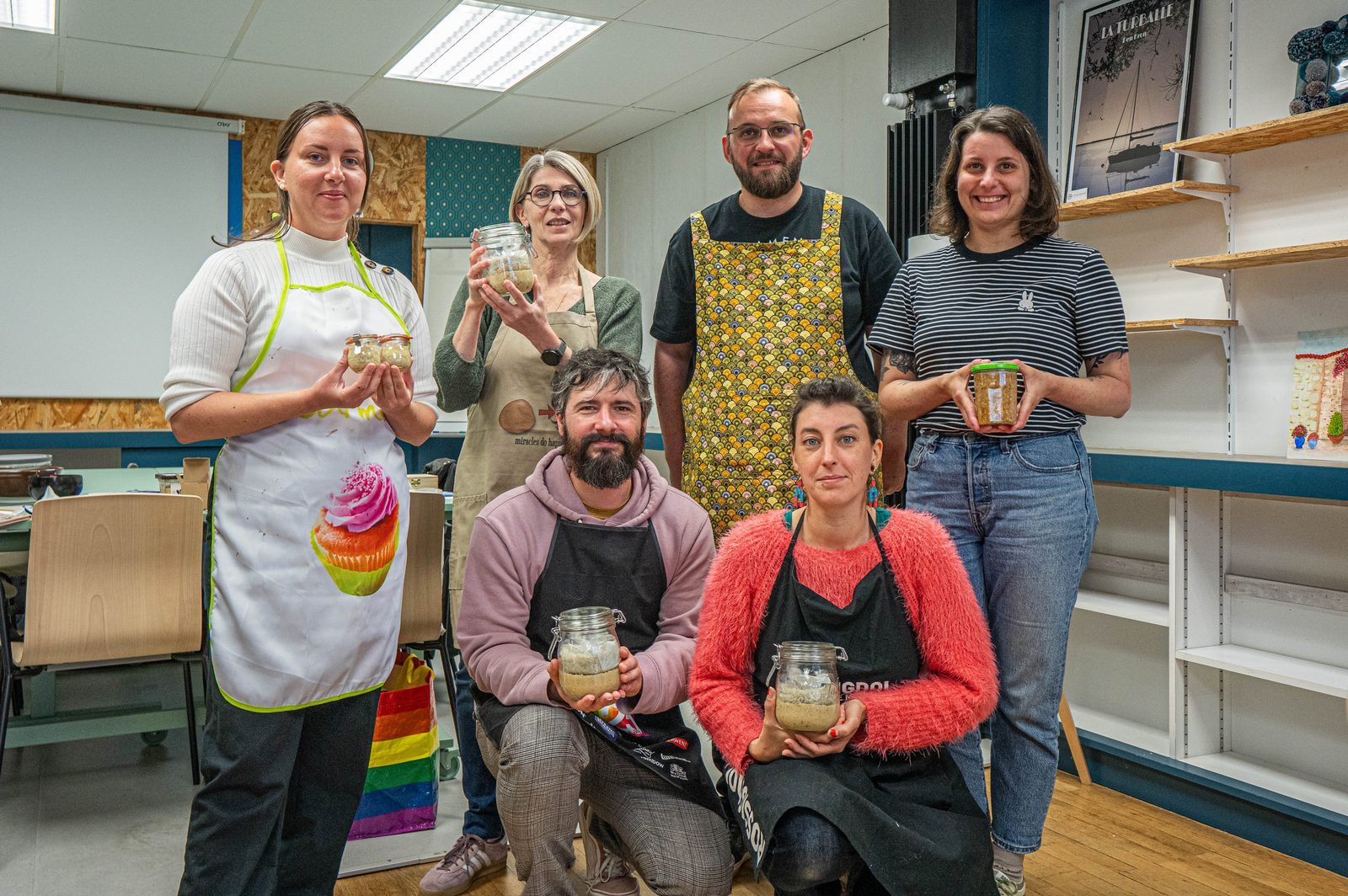 Les participants d'un atelier miso posent avec leurs bocaux