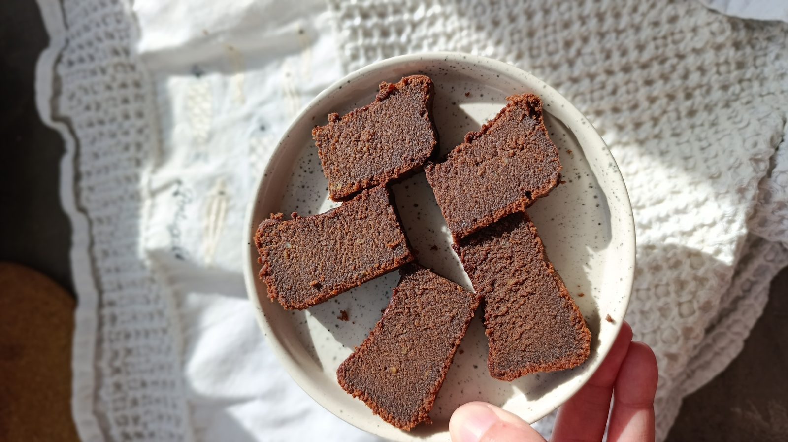 Parts de gâteau au chocolat et miso sur une assiette en grès