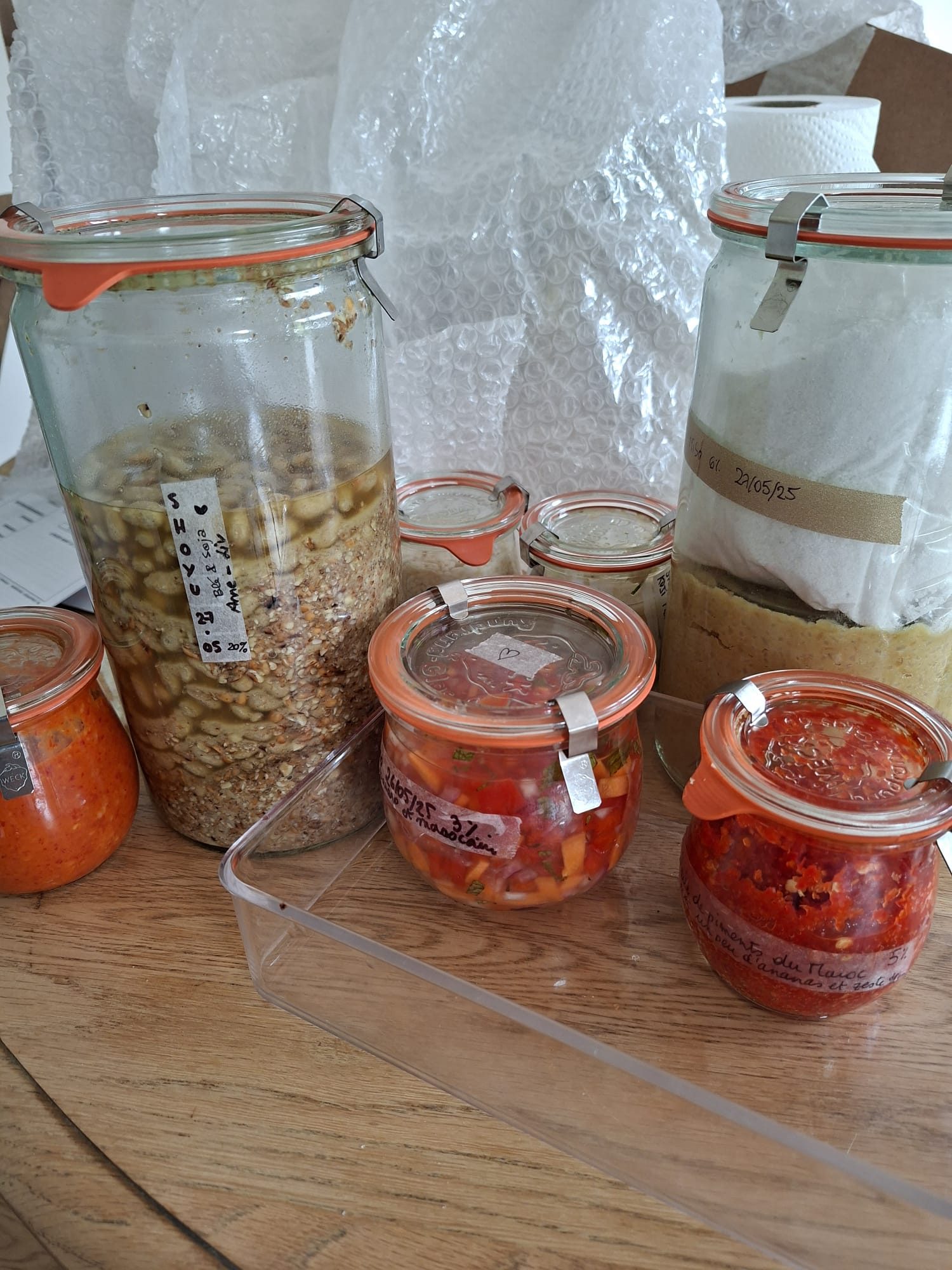 Ensemble de bocaux de ferments emballés, prêts à repartir