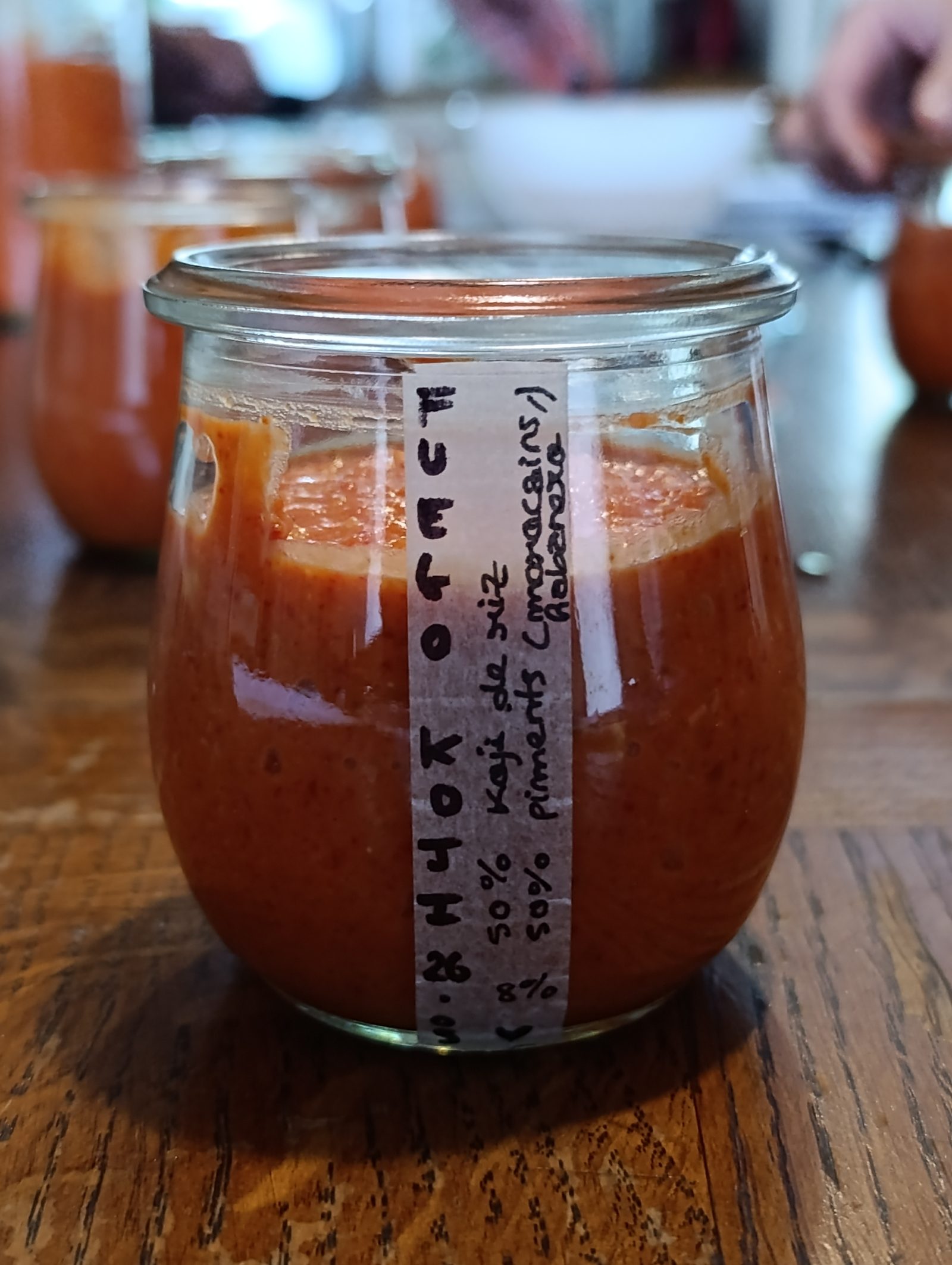 Sauce piquante orange au koji de riz et piments, en gros plan