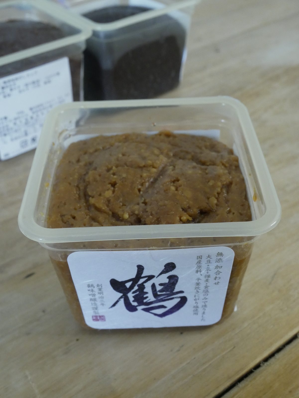 Le miso awase soja-orge de la maison Tsurumiso, sans additifs, dans son pot