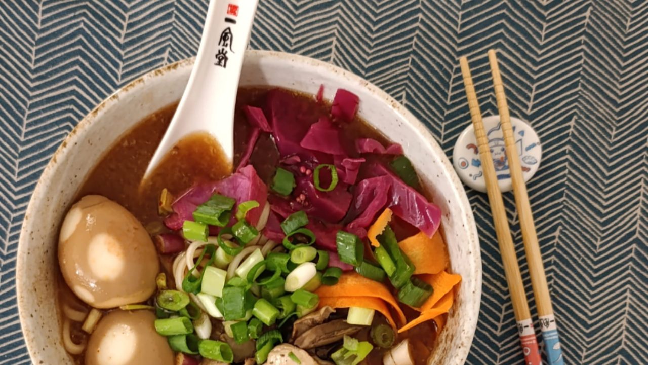 Bol de soupe de nouilles au miso garni d'œuf, légumes et oignon vert