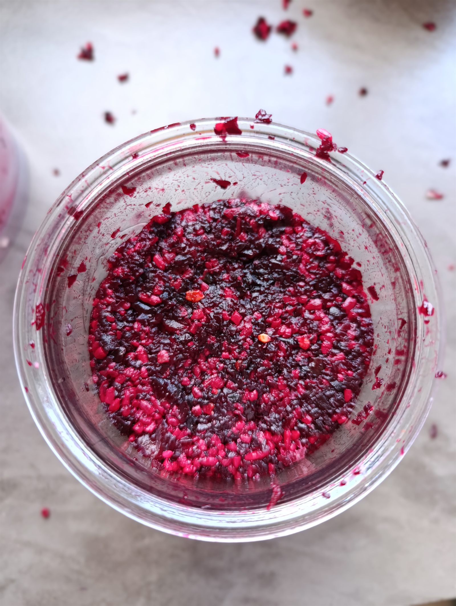 Surface du bocal fraîchement rempli vue de dessus, couleur fuchsia éclatante