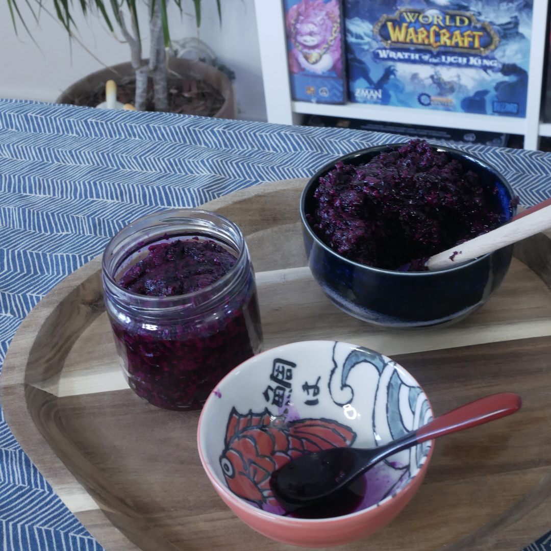 Le miso de betterave mixé présenté en bocal et bols sur un plateau en bois
