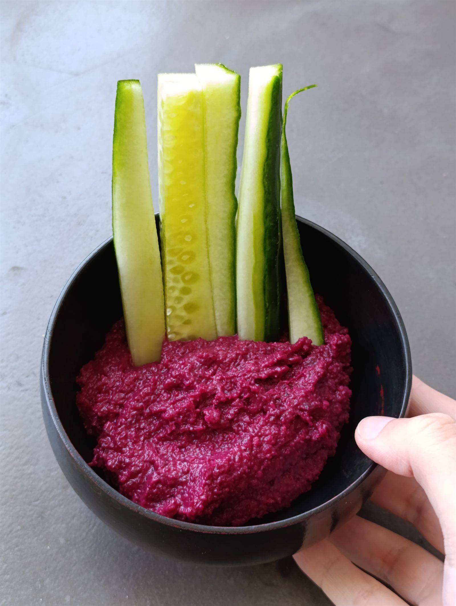 Le miso de betterave servi en dip avec des bâtonnets de concombre
