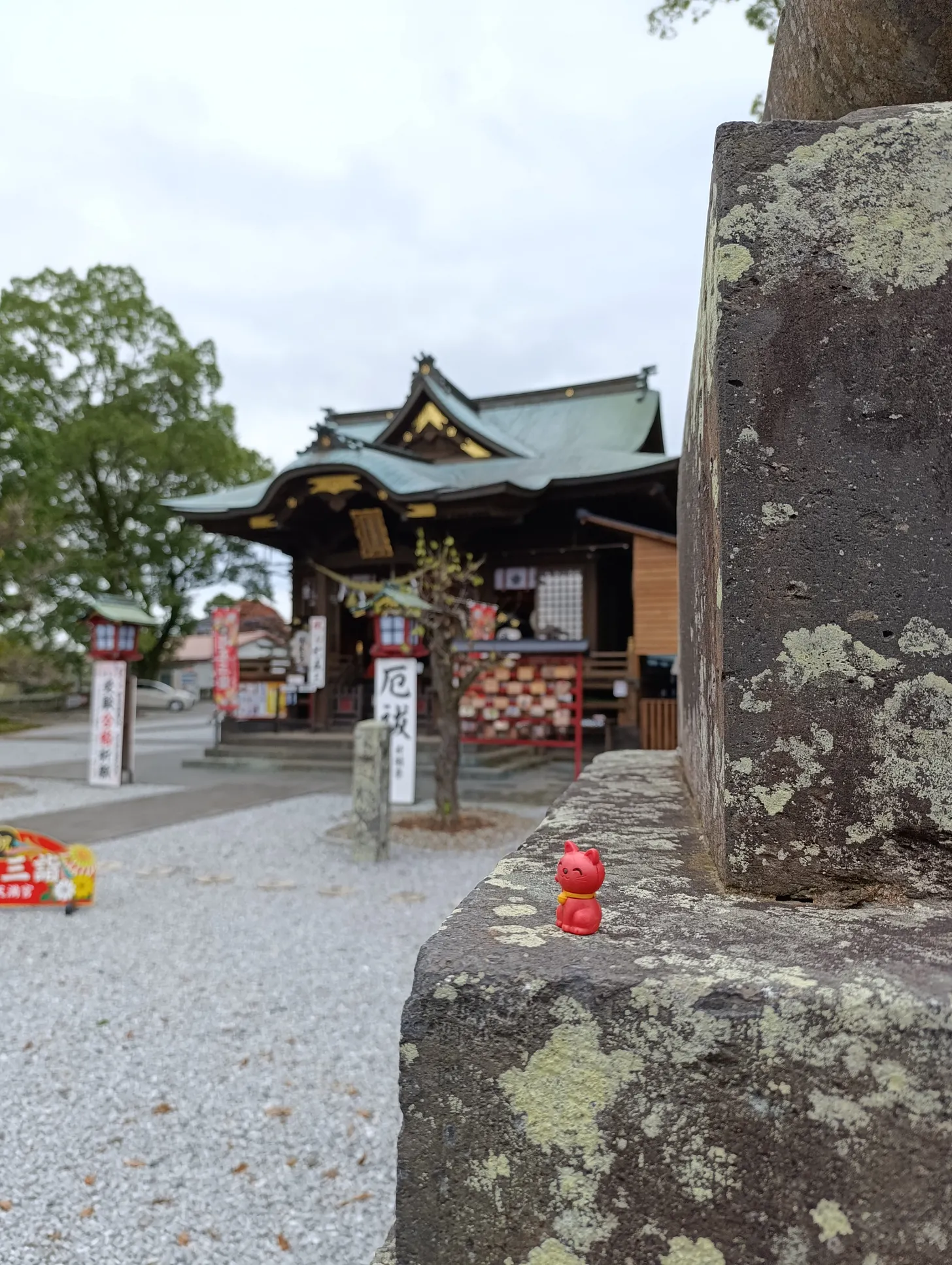 Des chats rouges (akaneko) sont présents un peu partout dans ce temple dans la ville d'Usuki