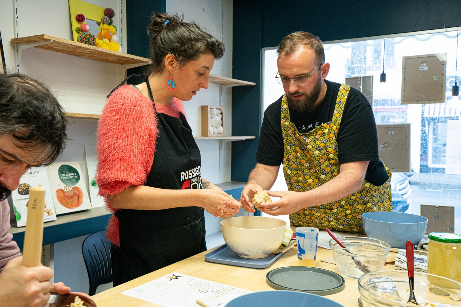 Atelier Kojité : Alexandre aide une participante à façonner son miso
