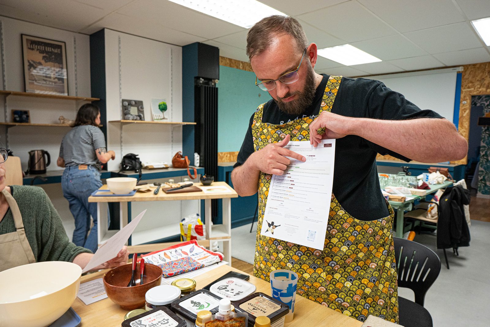 Alexandre présentant la fiche d'usages du miso aux participants