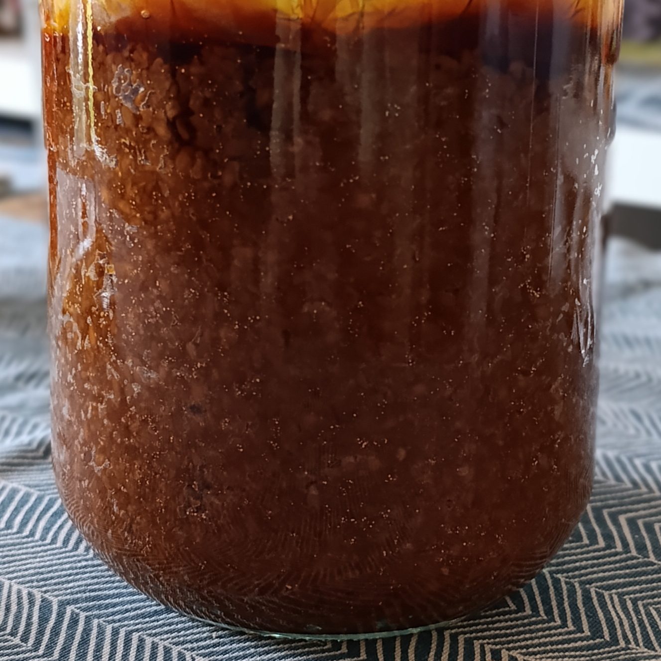 Bocal d'aka miso brun foncé après un an de fermentation