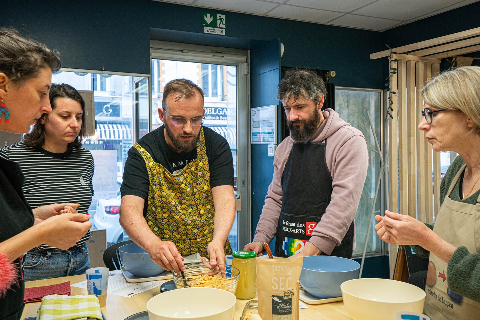 Atelier miso pour un groupe : Alexandre montre les gestes autour de la table