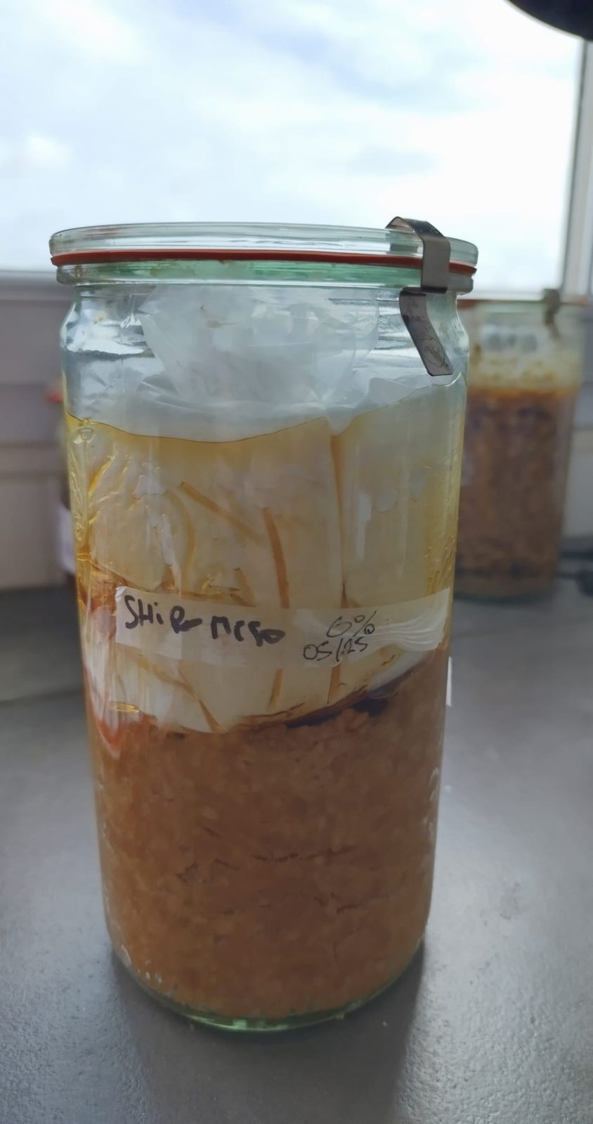 Bocal de shiro miso en fermentation, étiqueté à la main